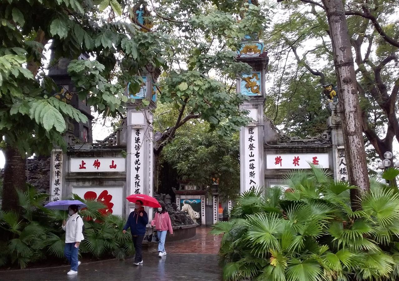 Du khách tham quan đền Ngọc Sơn sau khi được mở cửa trở lại